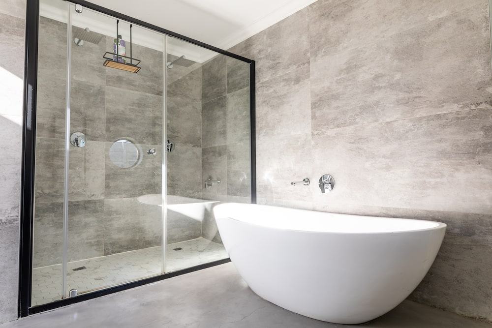 Modernes Badezimmer mit freistehender Badewanne, realisiert von Arvion AG