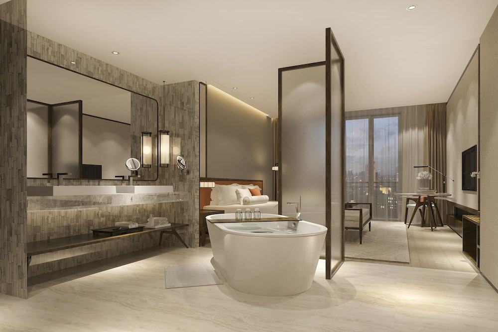 Luxuriöses Badezimmer mit Naturstein