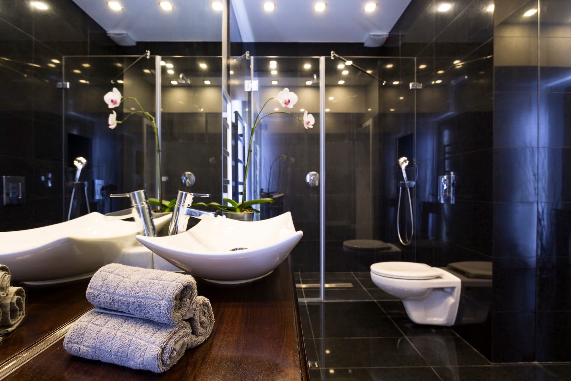 Modernes Badezimmer mit freistehender Badewanne